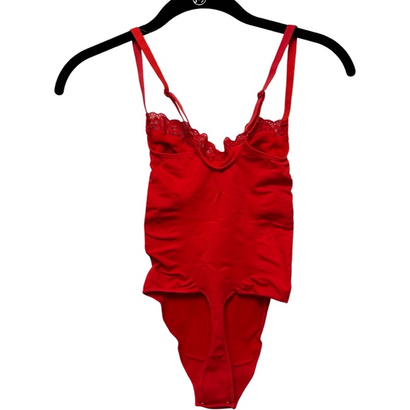 SKIMS Red Lace Seamless Sculpt Bodysuit - Picture 4 of 5